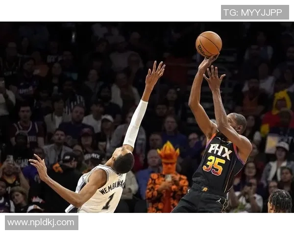 文班亚马首场比赛表现抢眼五次盖帽加上隔扣字母哥引发热烈讨论