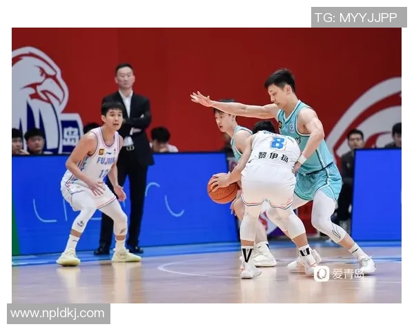 青岛男篮与广厦男篮激战正酣谁能在赛场上笑到最后