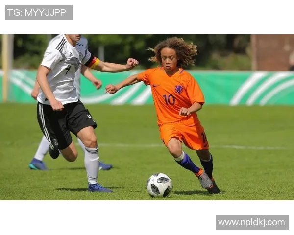 哈维西蒙斯的崛起之路：从青训天才到足球场上的璀璨明星