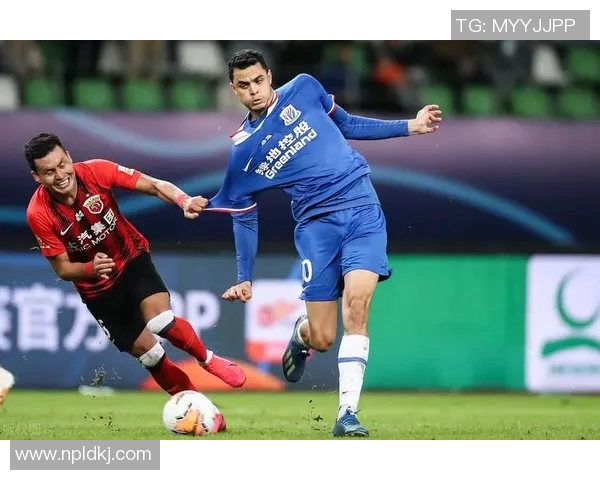 红狼与曼联激战正酣比分悬念迭起球迷期待精彩瞬间