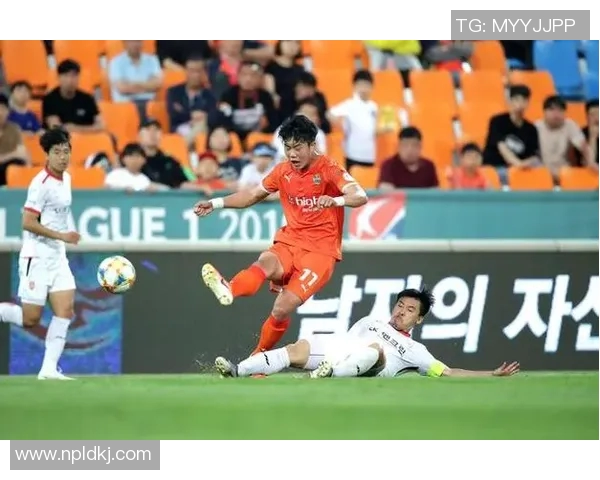 釜山偶像队对决江原球队展现激情与实力的精彩比赛 釜山偶像队对决江原球队展现激情与实力的精彩比赛