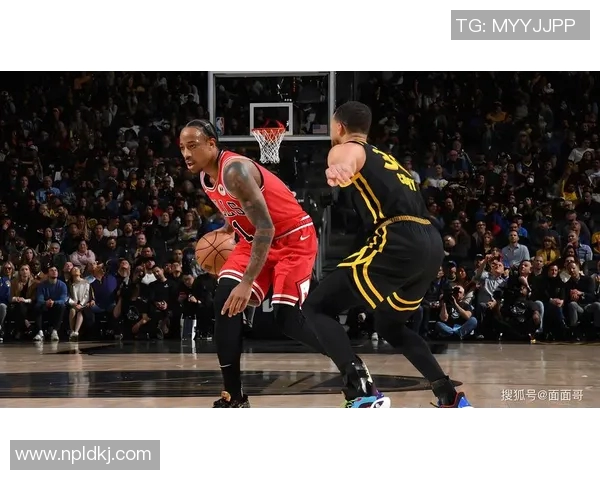 勇士与公牛常规赛激战回顾球员表现与战术分析全景呈现 勇士与公牛常规赛激战回顾球员表现与战术分析全景呈现